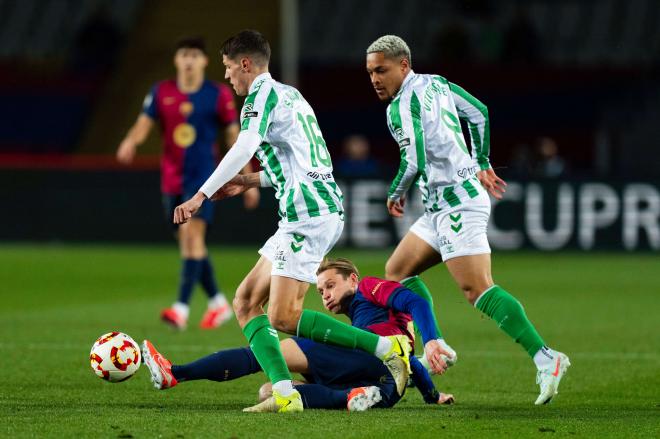 Sergi Altimira y Vitor Roque ante De Jong (foto: Cordón Press).