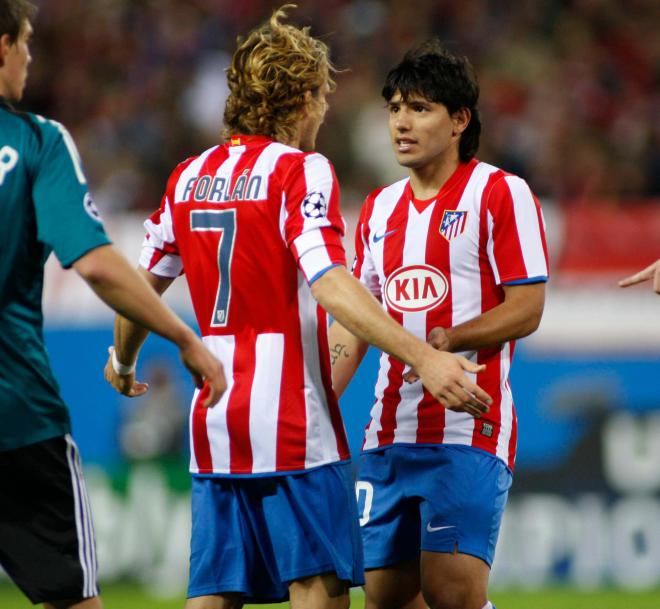 Diego Forlán y Kun Agüero (Cordon Press)