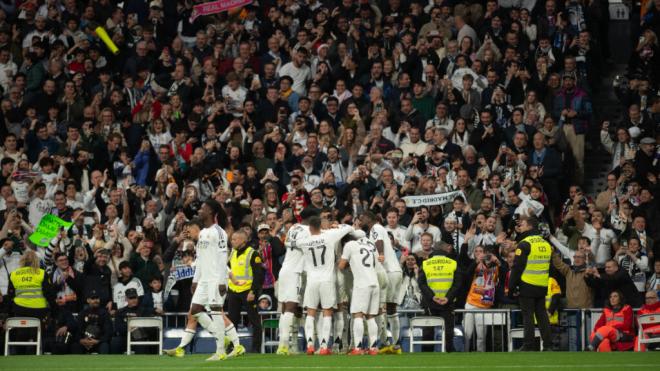 El Real Madrid celebra un gol con su afición (Cordon Press)