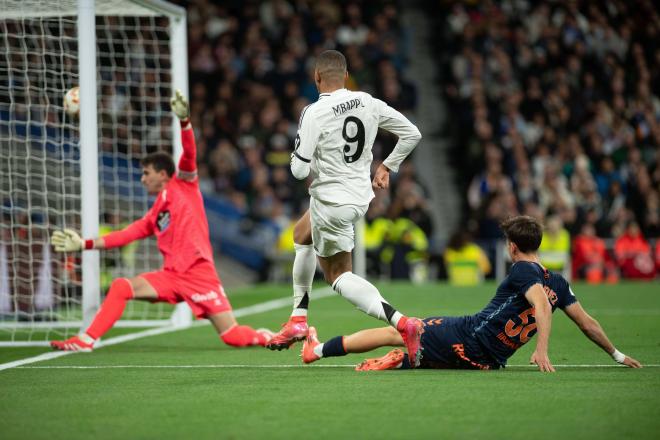 Iván Villar ante el Madrid. (Foto: Cordon Press)