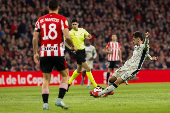 Oroz golpea el balón en el Athletic-Osasuna (FOTO: EFE).