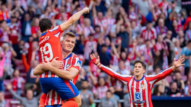 Julián Álvarez y Alexander Sorloth celebran un gol (Cordon Press)