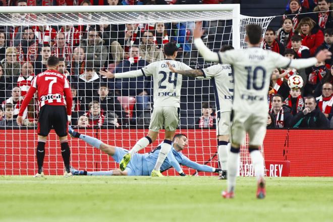 Parada de Sergio Herrera, en Copa con Osasuna en San Mamés (Foto: Athletic Club).