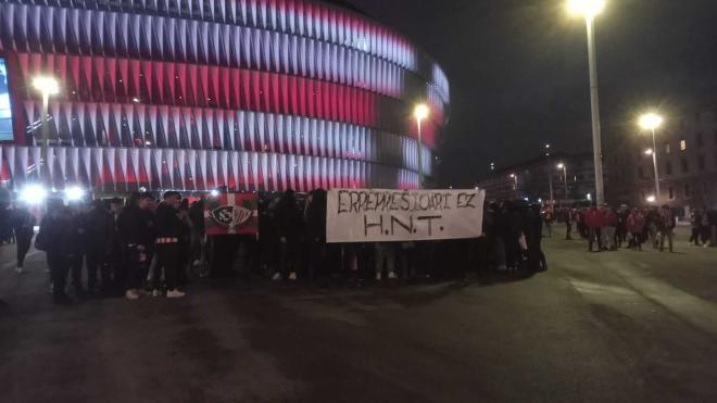 Huelga de animación y protesta de la ICHH ante San Mamés antes del partido Athletic Club-CA Osasuna de Copa.