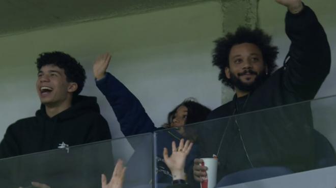 Marcelo, junto a sus hijos, en el Santiago Bernabéu (Fuente: TVE)