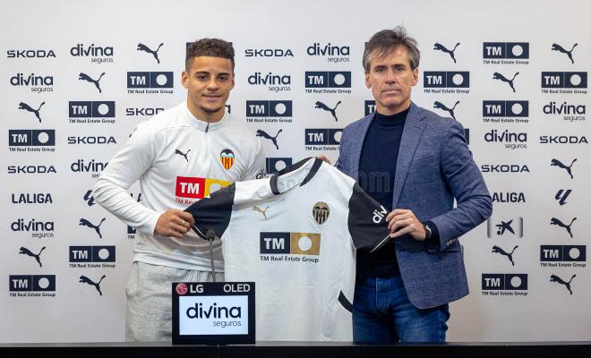 Max Aarons en su presentación