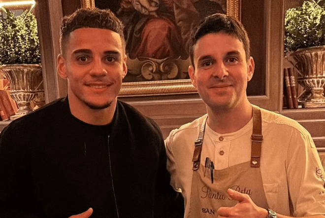 Max Aarons en uno de los restaurantes de moda de Valencia