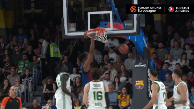 Chimezie Metu machacando el aro (Euroliga)