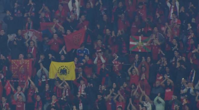 Osasuna celebra con su afición en San Mamés. (Foto: RFEF)