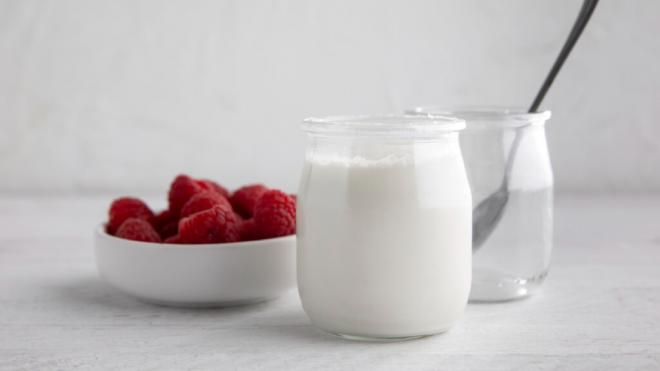 Yogur natural con frambuesas (Foto: Freepik)