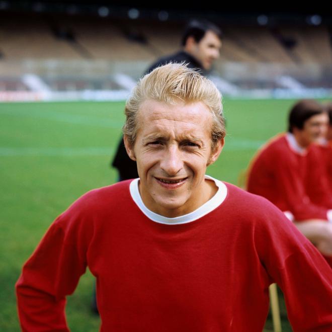 Denis Law vestido de corto. (Foto: Cordon Press)