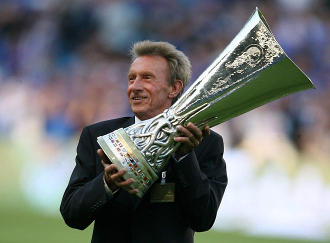 Denis Law con la copa de la UEFA. (Foto: Cordon Press)