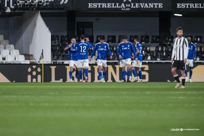 Los jugadores del Real Oviedo celebran el gol de Alemao ante el Cartagena (FOTO: LALIGA).