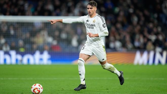 Raúl Asencio en un partido con el Real Madrid (Foto: Europa Press)