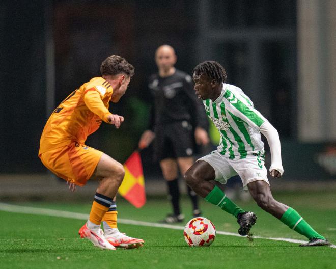 El bético Souleymane con la pelota (foto: Cantera Betis).