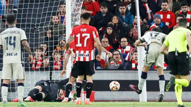 El gol de Budimir ante Julen Agirrezabala (Fuente: EFE)