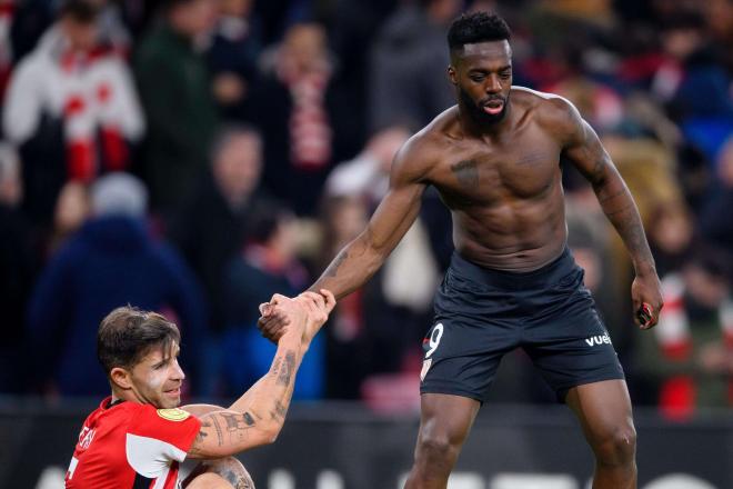 Iñaki Williams ayuda a Yeray a levantarse del césped tras caer el equipo en Copa ante el CA Osasuna en San Mamés (Foto: Athletic Club).