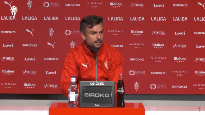 Rubén Albés, en sala de prensa con el Sporting de Gijón.