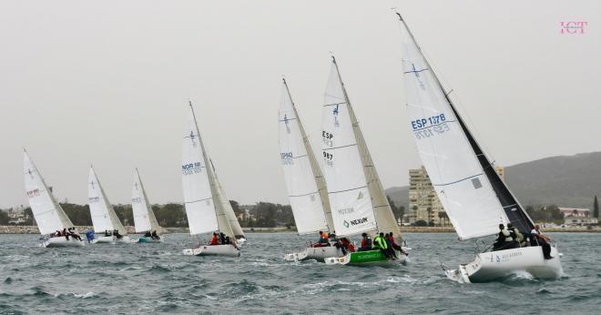 Imagen de un campeonato de vela en la Bahía de Cádiz.