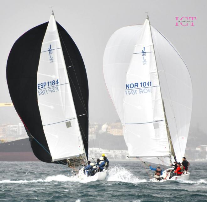 Imagen de un campeonato de vela en la Bahía de Cádiz.