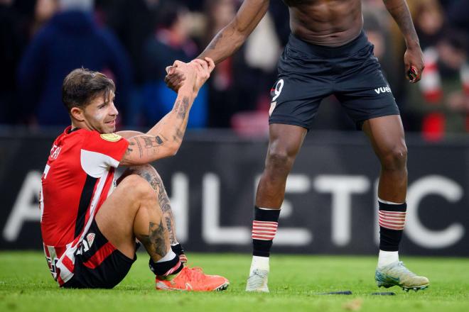 Iñaki Williams ayuda a levantarse a Yeray, tras caer en Copa ante Osasuna en San Mamés (Foto: Athletic Club).