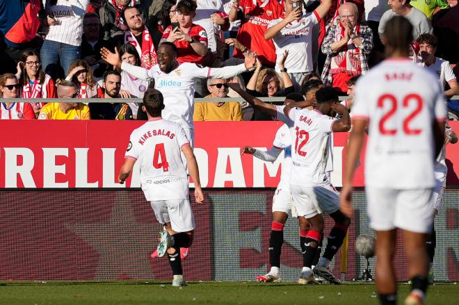 Celebración del tanto de Dodi Lukebakio ante el Girona (Foto: EFE).