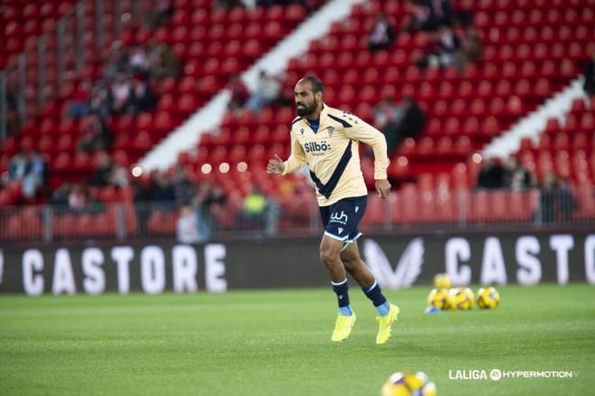 Fali calienta en un partido con el Cádiz CF (Foto: LALIGA).