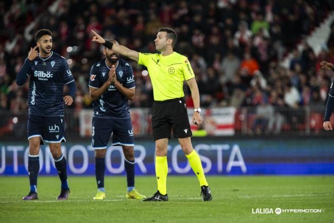 Fali protesta al árbitro en un partido del Cádiz (Foto: LALIGA).