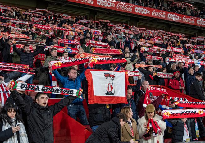 Aficionados del Sporting en El Molión (FOTO: LALIGA).