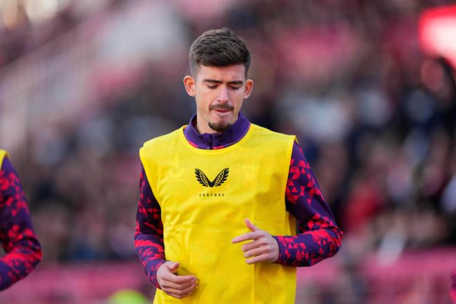 Kike Salas, durante el calentamiento (Foto: EFE).