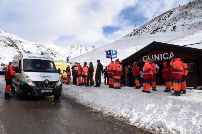 Los servicios de emergencia, en la estación de esquí de Astún (Foto: EFE).