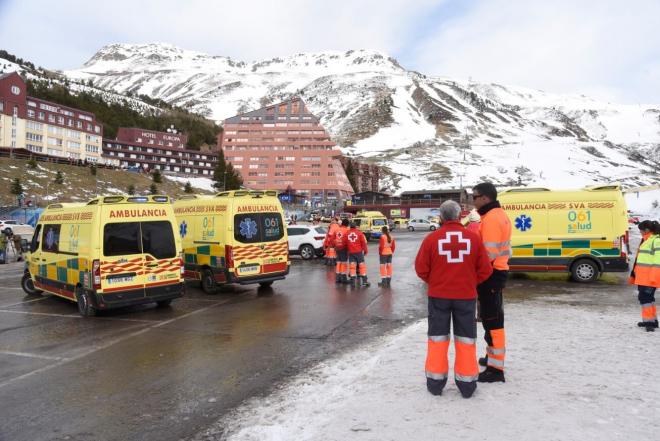 Los servicios de emergencia, en la estación de esquí de Astún (Foto: EFE).