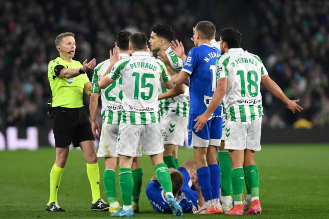 Los jugadores del Real Betis reclaman una decisión del árbitro (Foto: Kiko Hurtado)