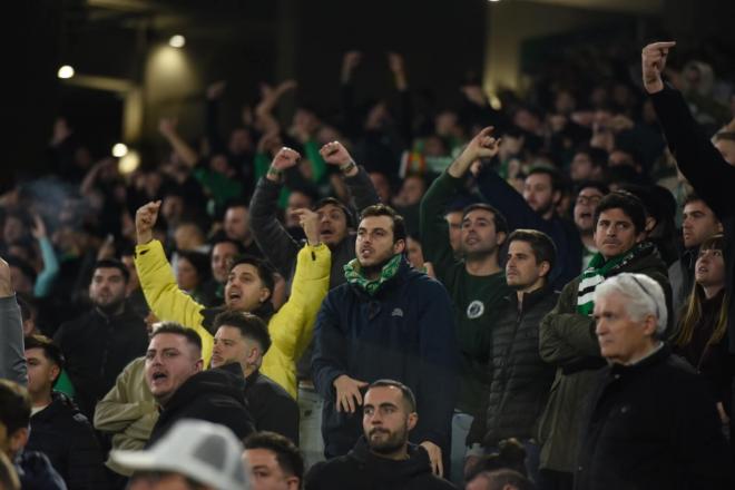 Los aficionados protestan en el Benito Villamarín (foto: Kiko Hurtado)..jpg