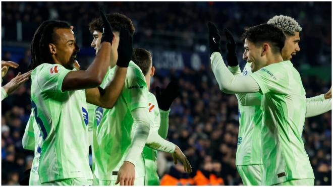 Jules Koundé y Pedri ceLebrando el gol ante el Getafe. (Foto: EFE)