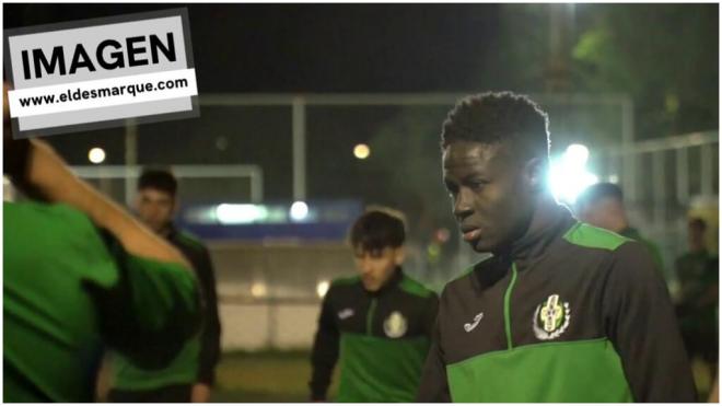 Abdul entrenando con sus compañeros.