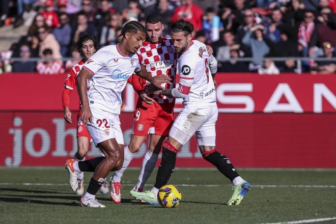 Abel Ruiz pelea un balón con Badé y Gudelj en el Girona-Sevilla (Foto: Europa Press).