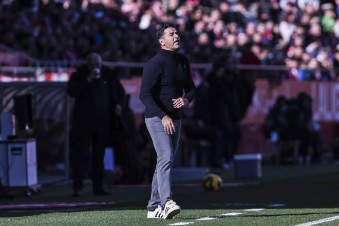 Míchel Sánchez da instrucciones en el Girona-Sevilla (Foto: Europa Press).