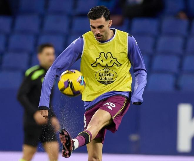 Kike Pérez, calentando ante el RCD Espanyol.