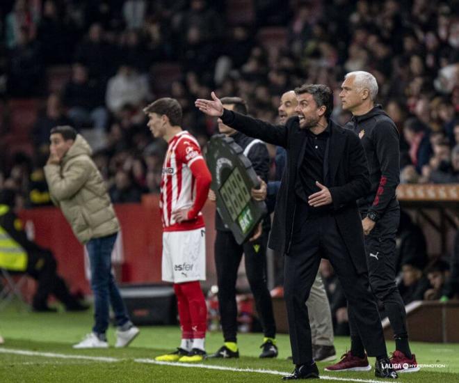 Rubén Albés da indicaciones durante el Sporting-Elche (Foto: LALIGA).