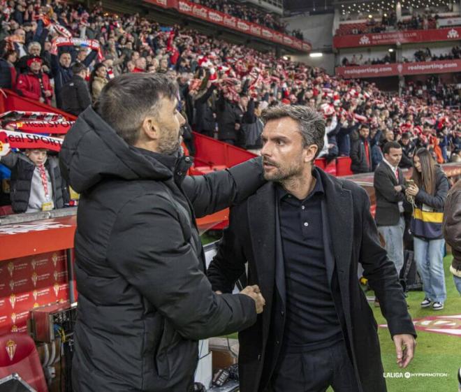 El saludo entre Éder Sarabia y Rubén Albés antes del Sporting-Elche (Foto: LALIGA).