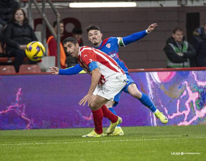 Josan centra delante de Cote en el Sporting-Elche (Foto: LALIGA).