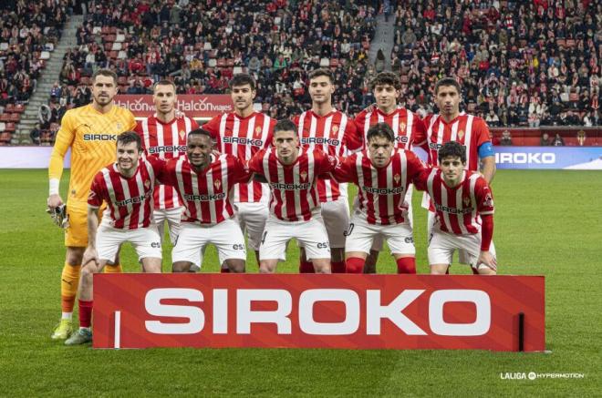 El once titular del Sporting de Gijón ante el Elche (Foto: LALIGA).