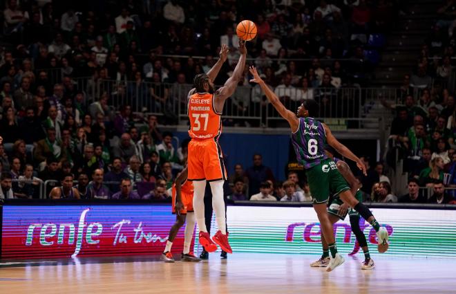 Unicaja vence a Valencia Basket