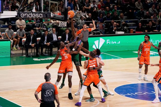 Unicaja vence a Valencia Basket