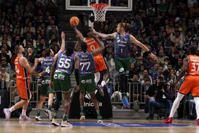 Unicaja vence a Valencia Basket