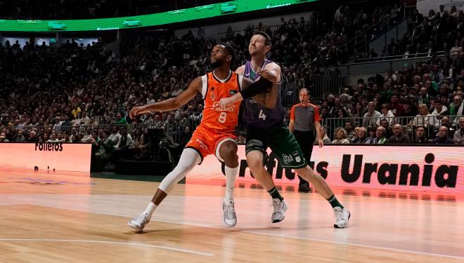 Unicaja vence a Valencia Basket