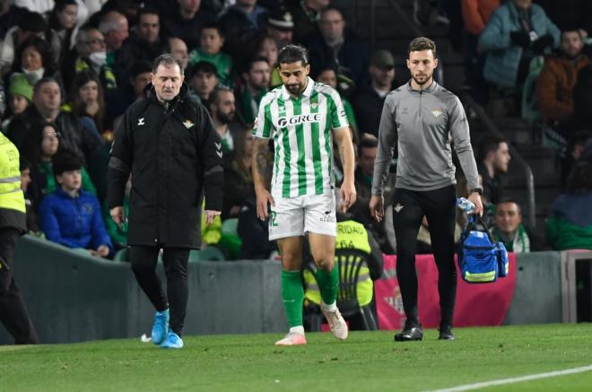 Ricardo Rodríguez tras su lesión (foto: Kiko Hurtado).