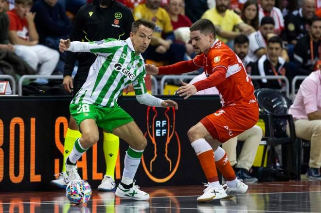 El bético Ángel Velasco con la pelota (foto: EFE).