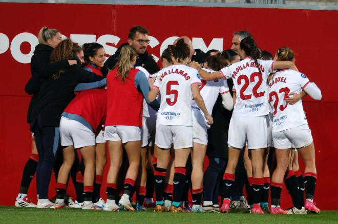 Las jugadoras del Sevilla Femenino celebran el triunfo en el derbi (foto: Kiko Hurtado).